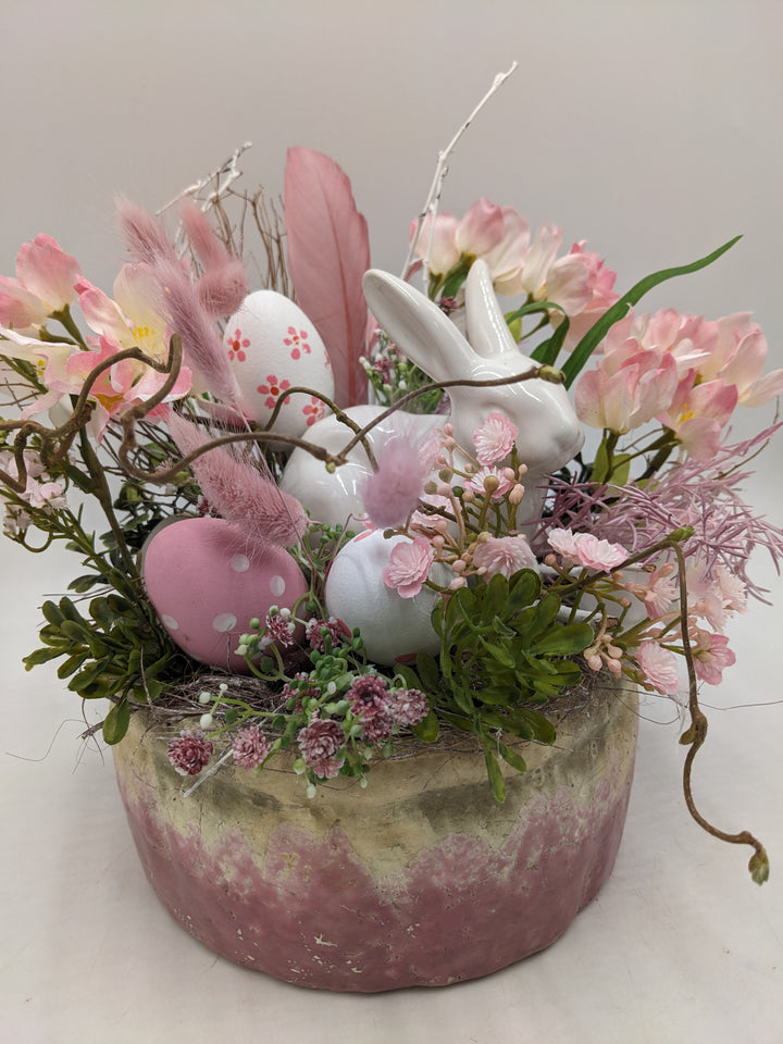Ostergesteck Frühlingsgesteck Hase Gräser rosa weiss