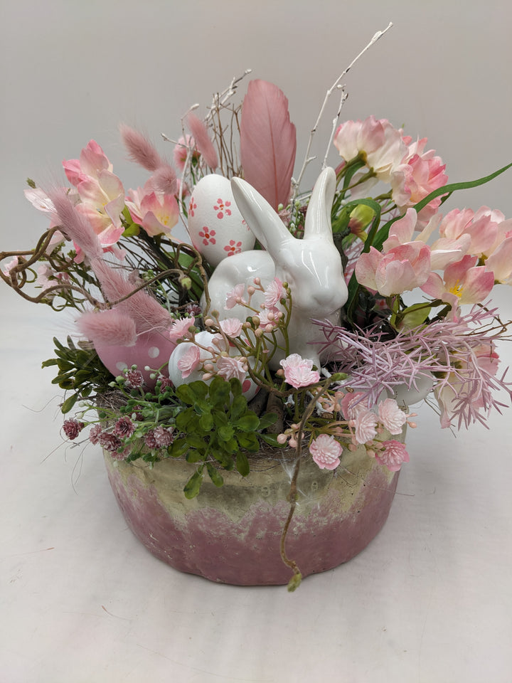 Ostergesteck Frühlingsgesteck Hase Gräser rosa weiss