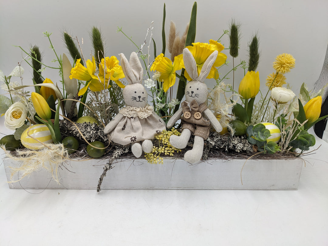 Ostergesteck Frühlingsgesteck Hase Tulpen Gräser gelb