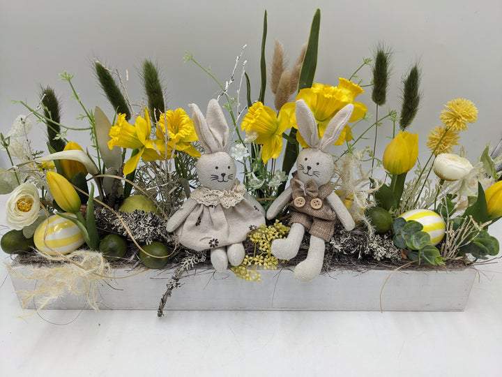 Ostergesteck Frühlingsgesteck Hase Tulpen Gräser gelb