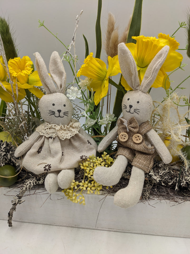 Ostergesteck Frühlingsgesteck Hase Tulpen Gräser gelb