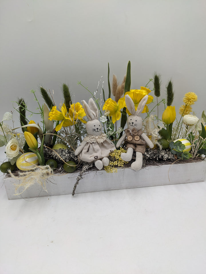 Ostergesteck Frühlingsgesteck Hase Tulpen Gräser gelb