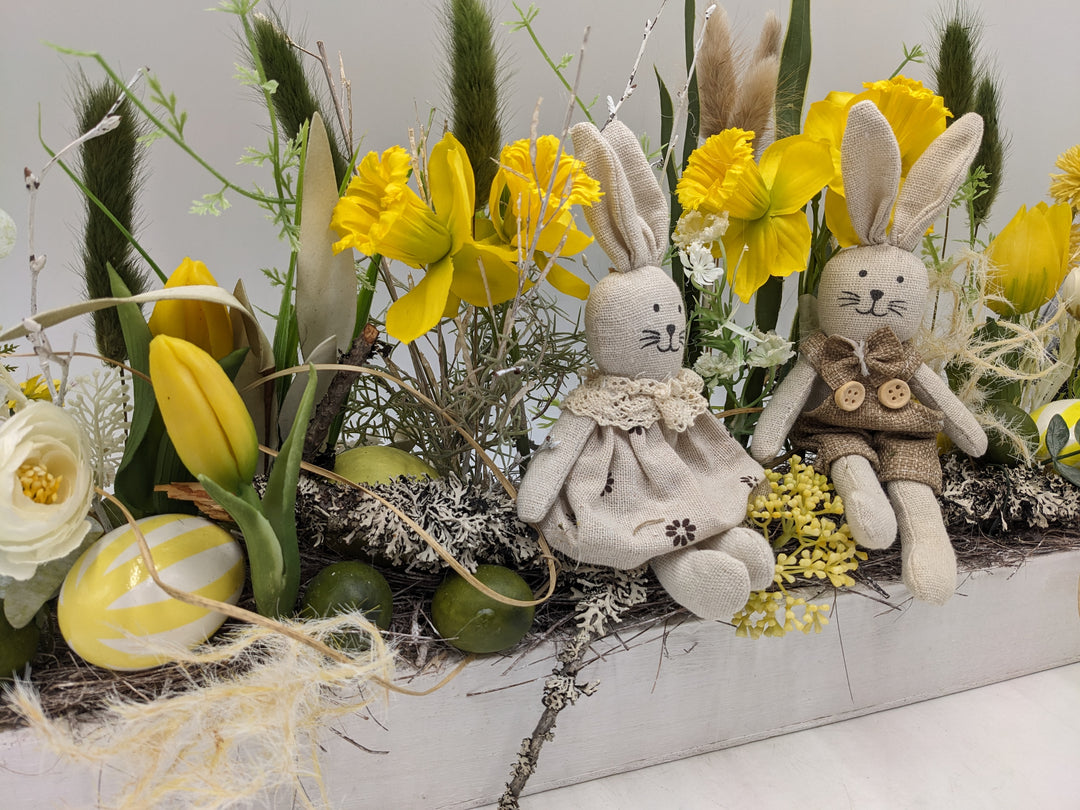 Ostergesteck Frühlingsgesteck Hase Tulpen Gräser gelb
