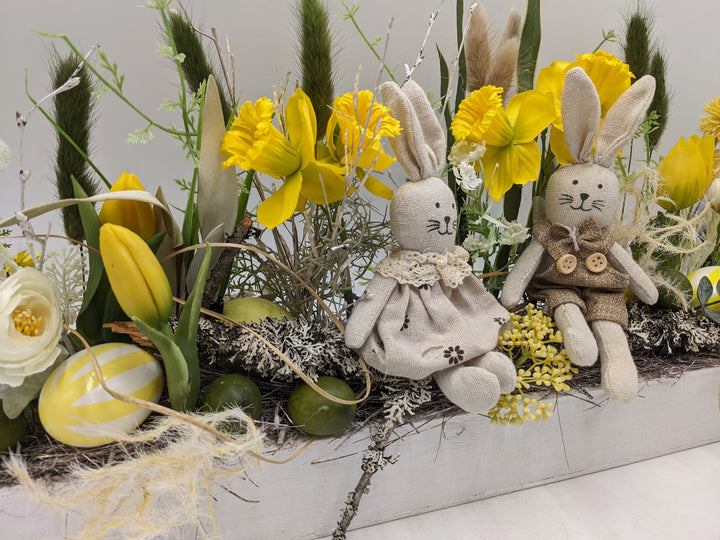 Ostergesteck Frühlingsgesteck Hase Tulpen Gräser gelb
