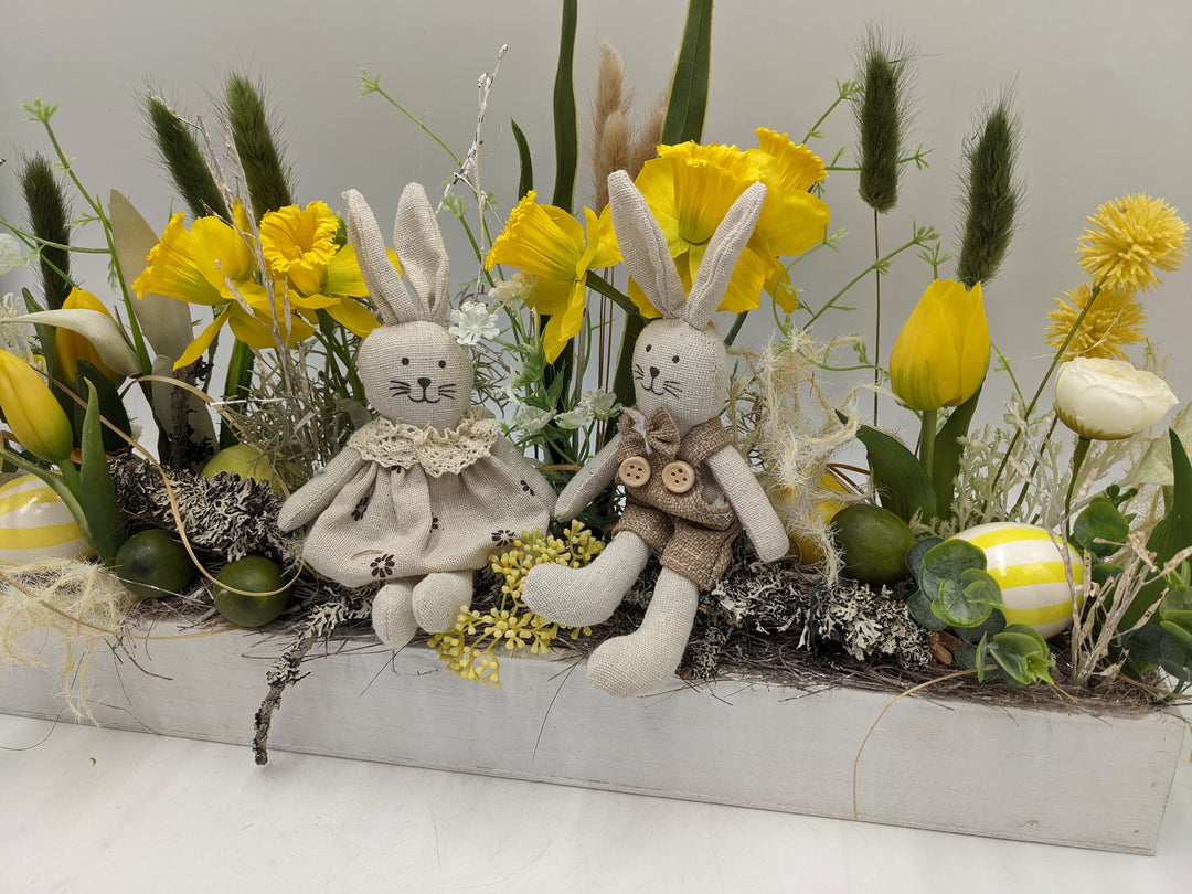 Ostergesteck Frühlingsgesteck Hase Tulpen Gräser gelb