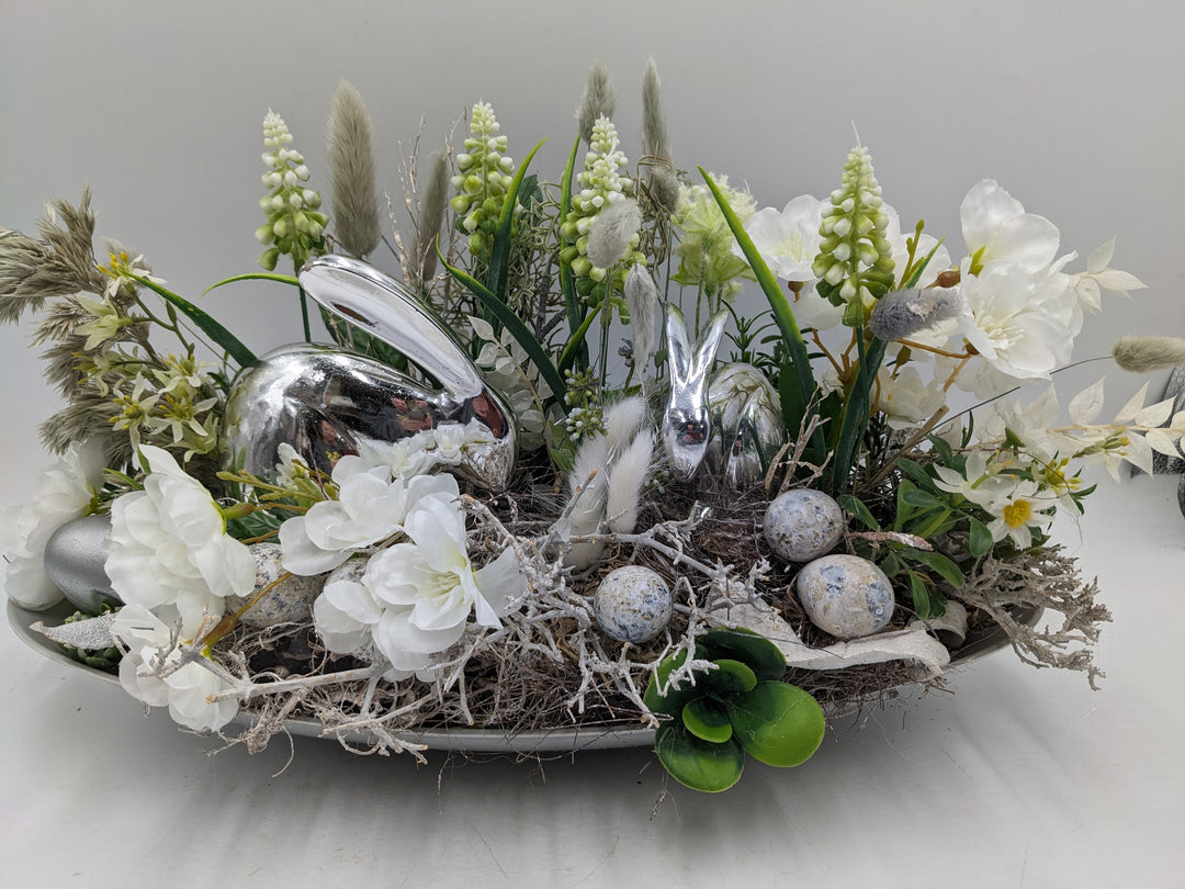 Ostergesteck Frühlingsgesteck Hasen Kirschblüte silber weiss