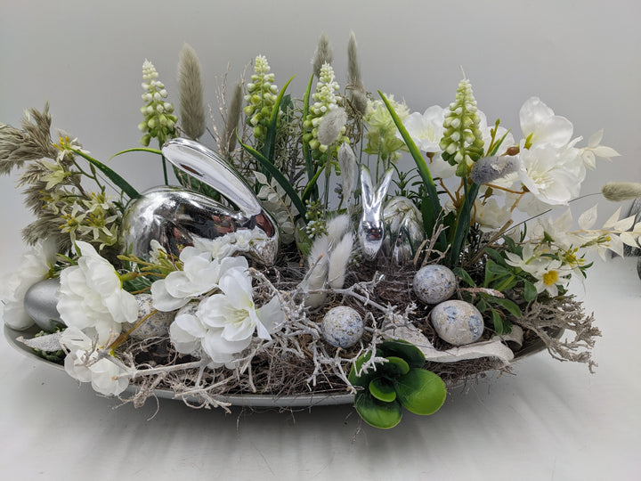 Ostergesteck Frühlingsgesteck Hasen Kirschblüte silber weiss