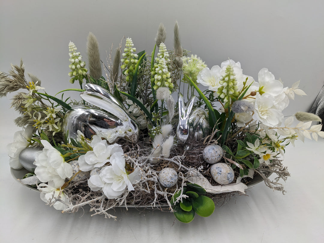 Ostergesteck Frühlingsgesteck Hasen Kirschblüte silber weiss