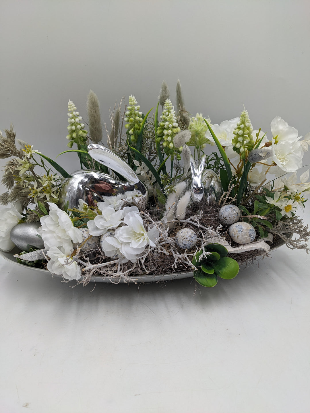 Ostergesteck Frühlingsgesteck Hasen Kirschblüte silber weiss