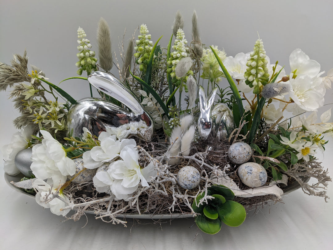 Ostergesteck Frühlingsgesteck Hasen Kirschblüte silber weiss