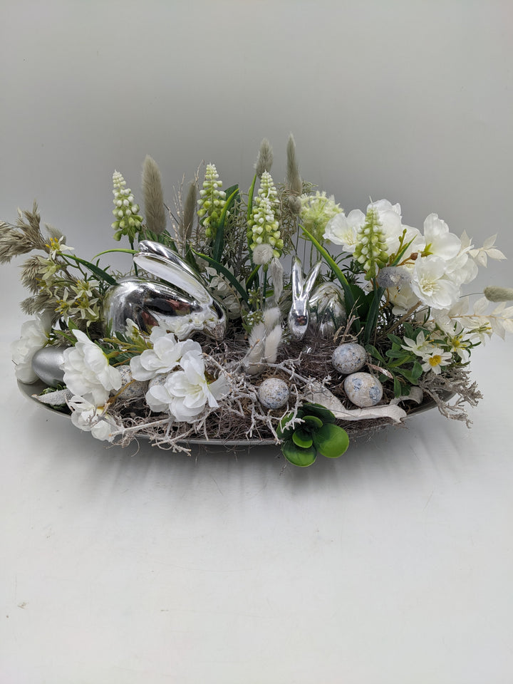 Ostergesteck Frühlingsgesteck Hasen Kirschblüte silber weiss