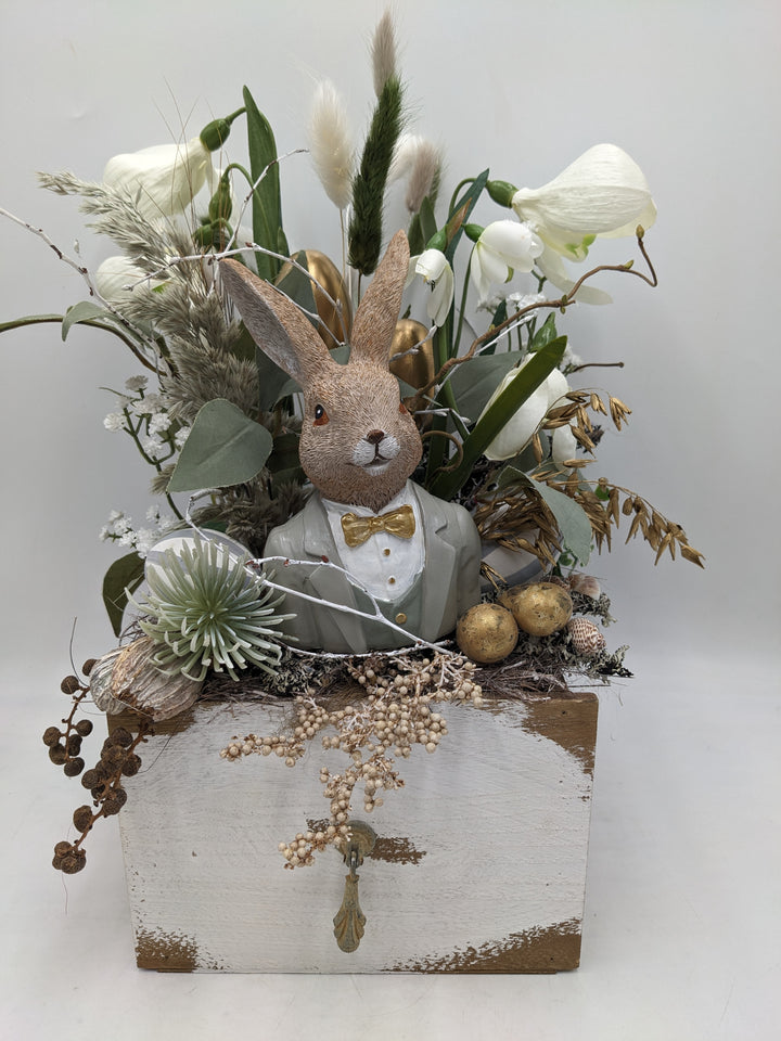 Ostergesteck Frühlingsgesteck Hase Gräser grau gold