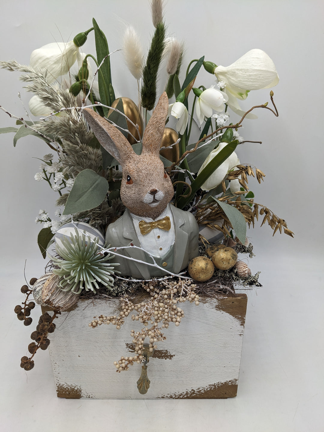 Ostergesteck Frühlingsgesteck Hase Gräser grau gold