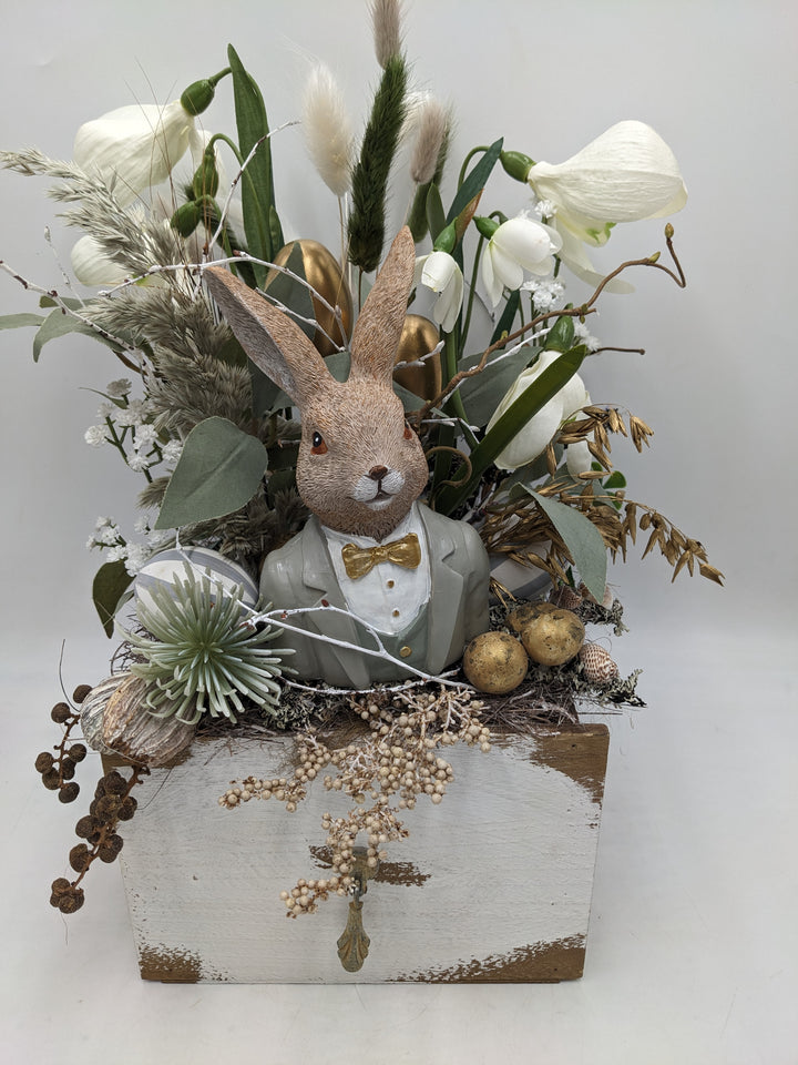 Ostergesteck Frühlingsgesteck Hase Gräser grau gold