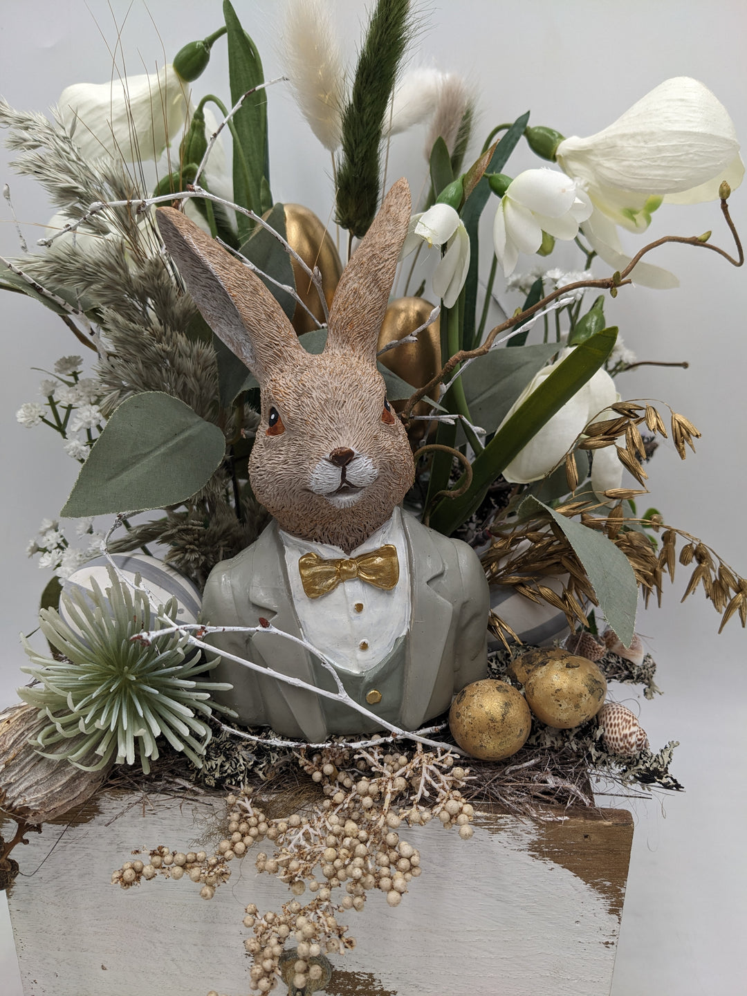 Ostergesteck Frühlingsgesteck Hase Gräser grau gold