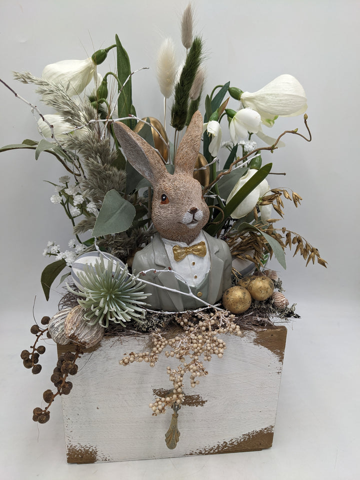 Ostergesteck Frühlingsgesteck Hase Gräser grau gold