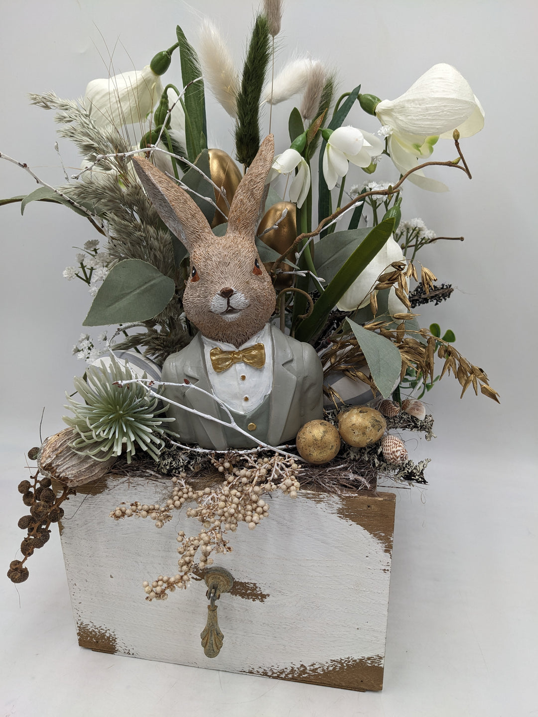 Ostergesteck Frühlingsgesteck Hase Gräser grau gold