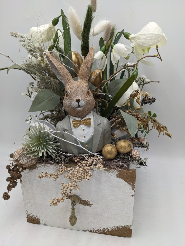 Ostergesteck Frühlingsgesteck Hase Gräser grau gold