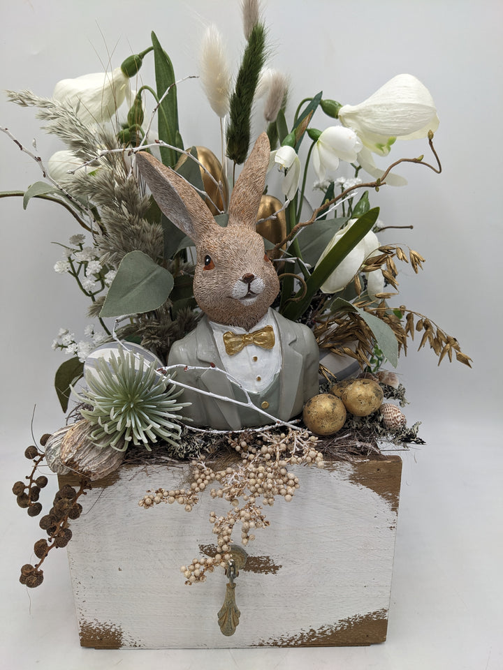 Ostergesteck Frühlingsgesteck Hase Gräser grau gold