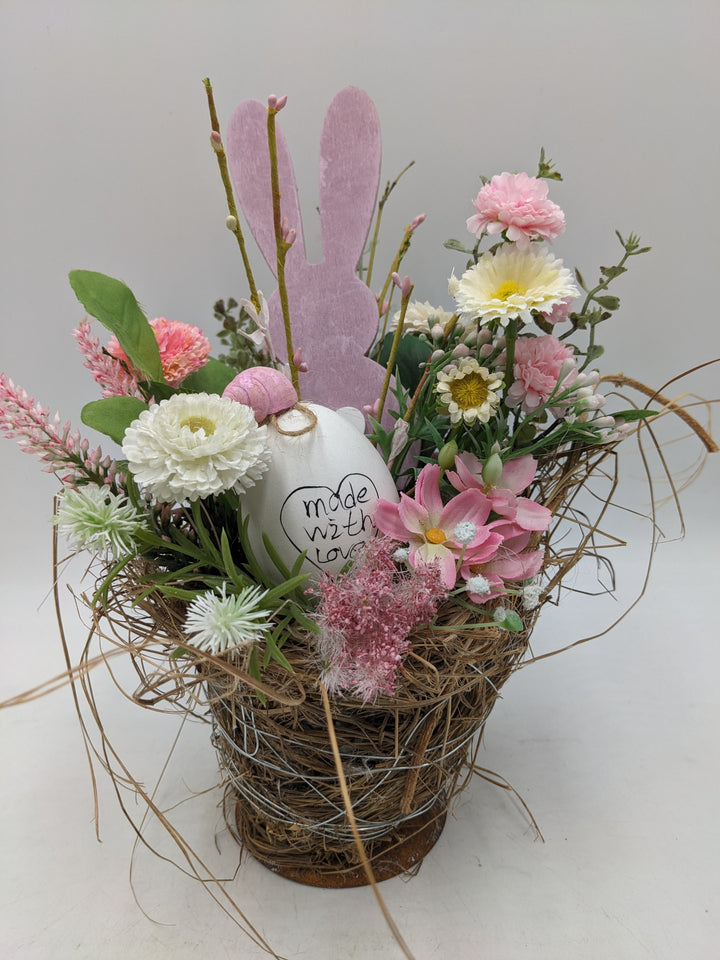 Ostergesteck Frühlingsgesteck Bellis Nelken rosa weiss
