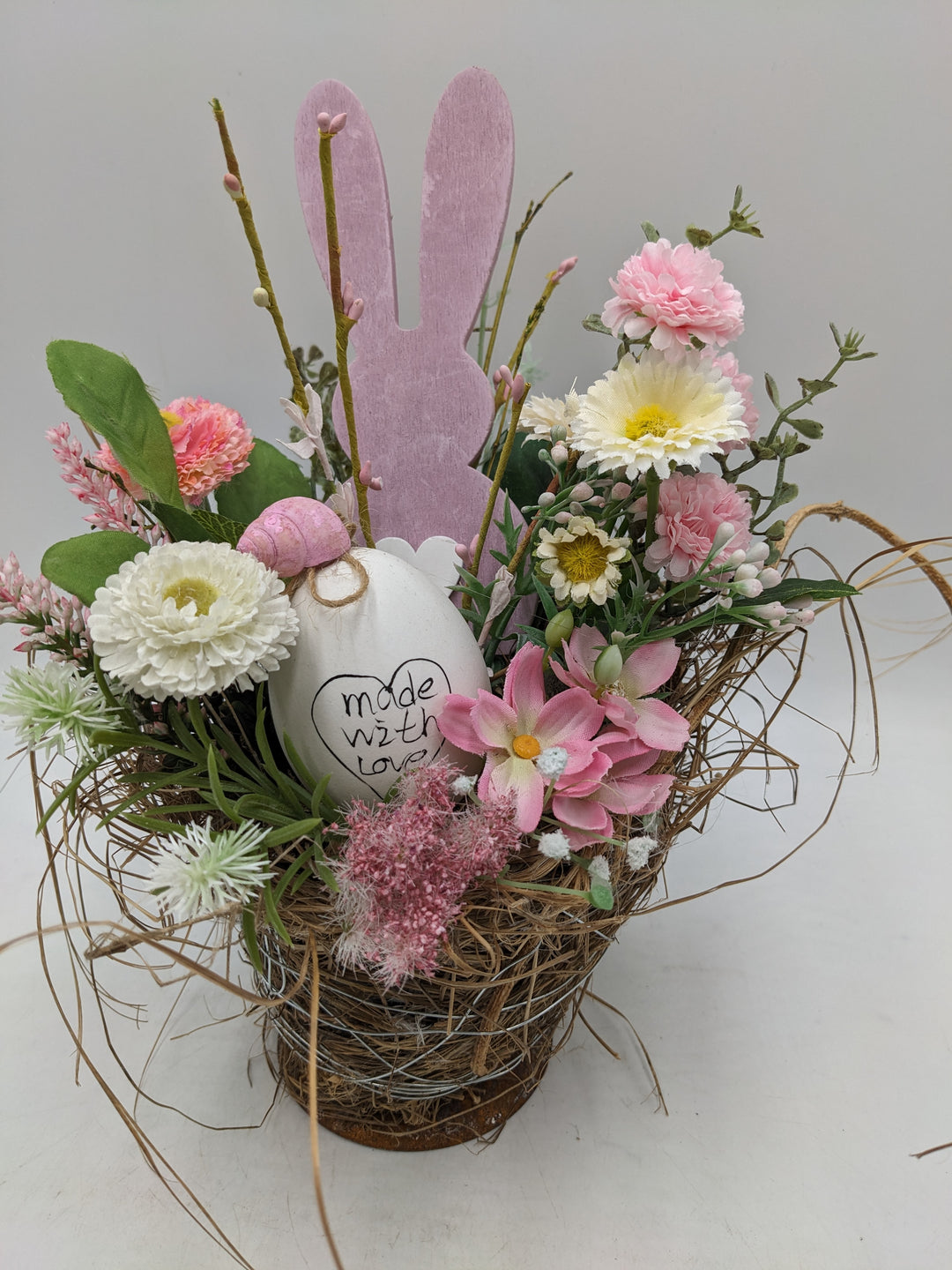 Ostergesteck Frühlingsgesteck Bellis Nelken rosa weiss