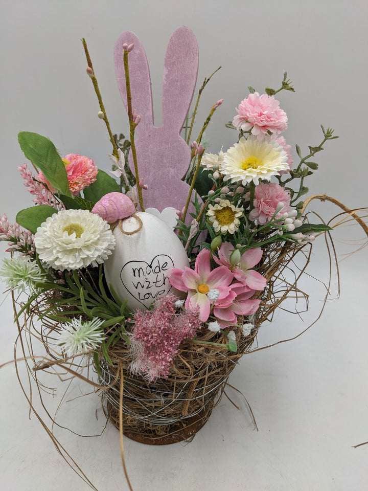 Ostergesteck Frühlingsgesteck Bellis Nelken rosa weiss