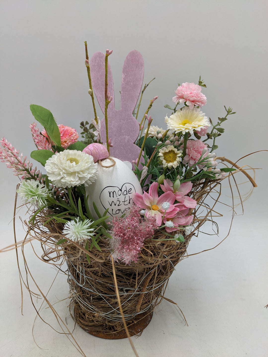 Ostergesteck Frühlingsgesteck Bellis Nelken rosa weiss