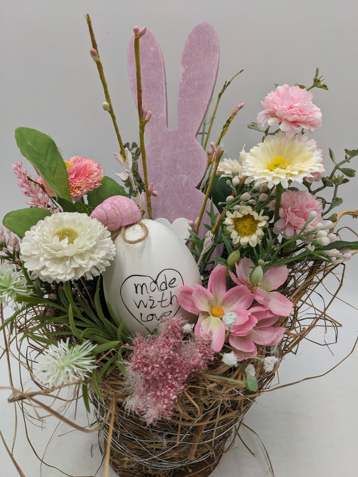 Ostergesteck Frühlingsgesteck Bellis Nelken rosa weiss