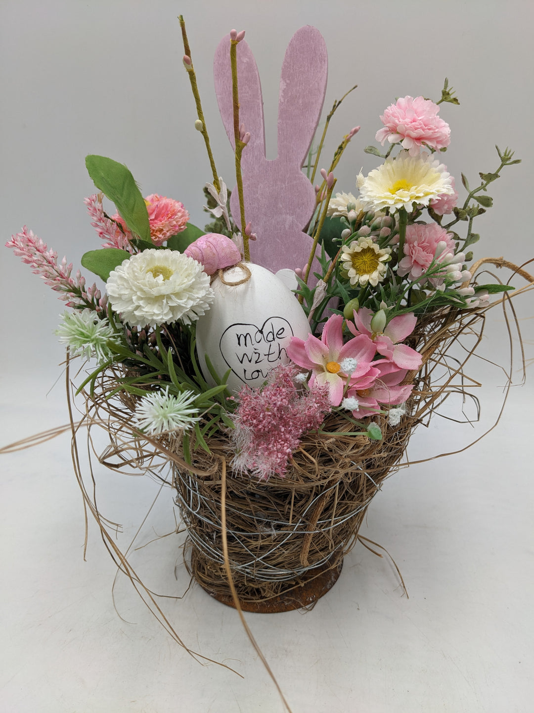 Ostergesteck Frühlingsgesteck Bellis Nelken rosa weiss