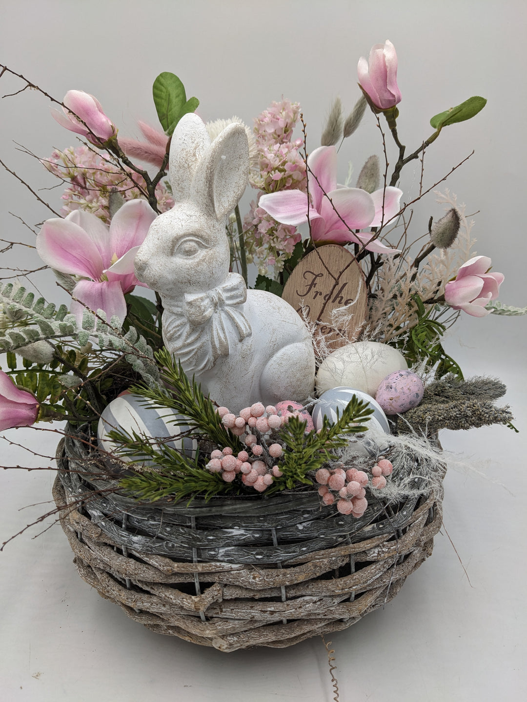 Ostergesteck Frühlingsgesteck Magnolie Hase Gräser rosa