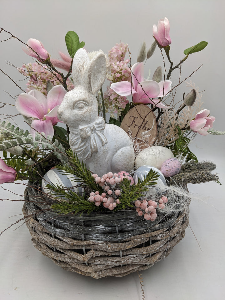 Ostergesteck Frühlingsgesteck Magnolie Hase Gräser rosa