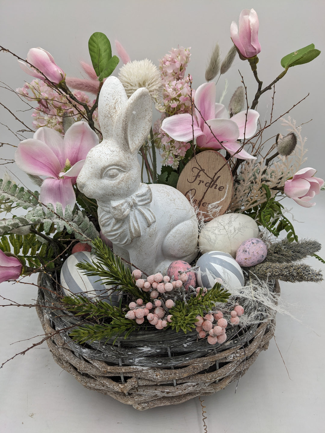 Ostergesteck Frühlingsgesteck Magnolie Hase Gräser rosa