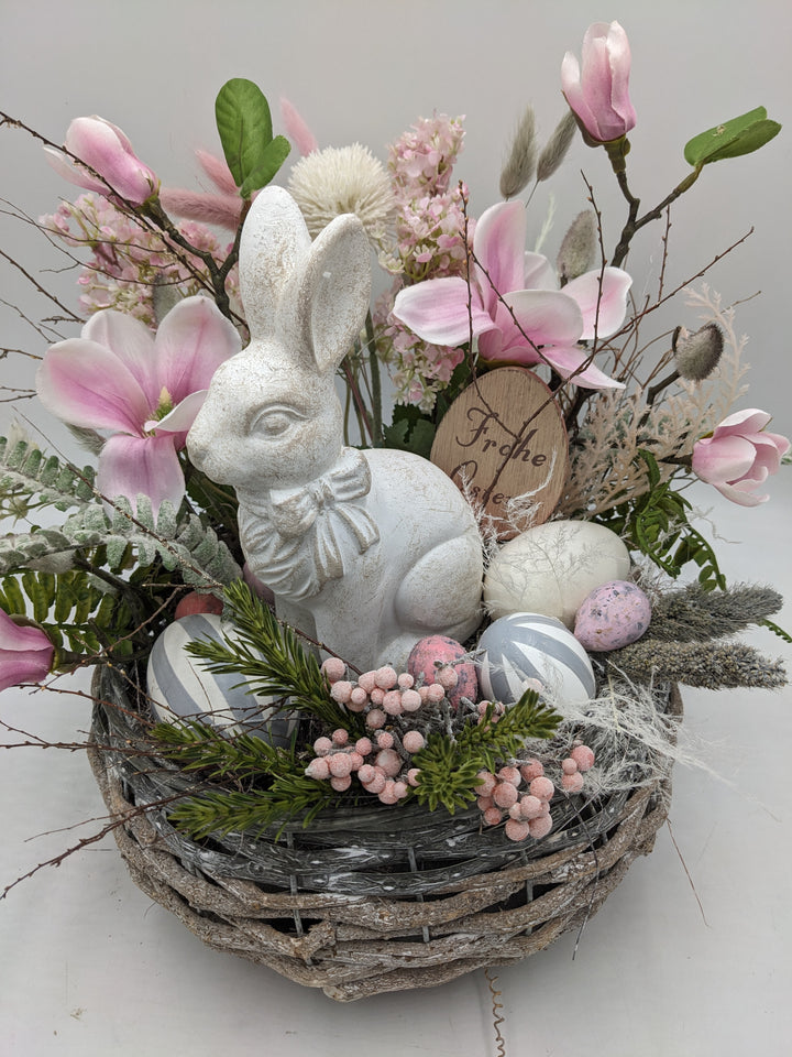 Ostergesteck Frühlingsgesteck Magnolie Hase Gräser rosa