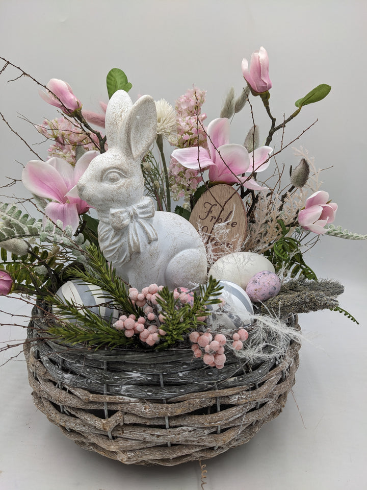 Ostergesteck Frühlingsgesteck Magnolie Hase Gräser rosa