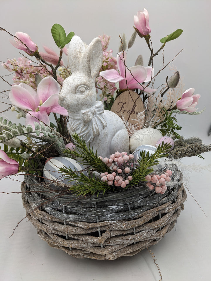 Ostergesteck Frühlingsgesteck Magnolie Hase Gräser rosa