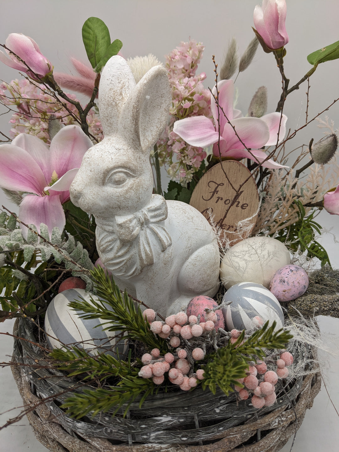 Ostergesteck Frühlingsgesteck Magnolie Hase Gräser rosa