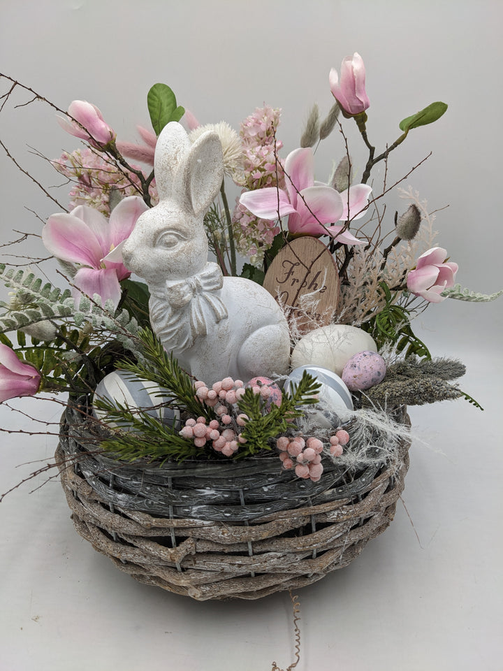 Ostergesteck Frühlingsgesteck Magnolie Hase Gräser rosa