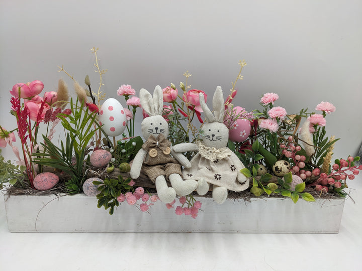 Ostergesteck Frühlingsgesteck Hasen Ranunkeln rosa