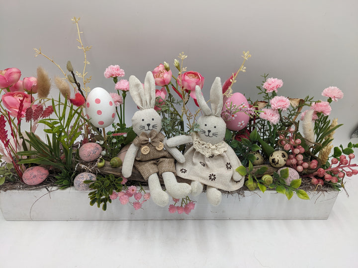 Ostergesteck Frühlingsgesteck Hasen Ranunkeln rosa