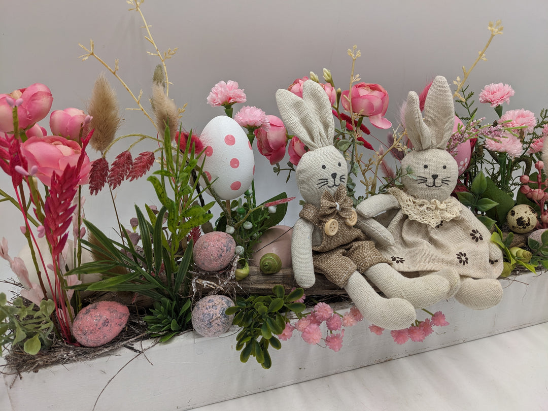 Ostergesteck Frühlingsgesteck Hasen Ranunkeln rosa