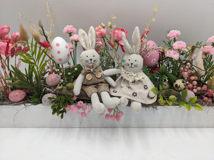 Ostergesteck Frühlingsgesteck Hasen Ranunkeln rosa