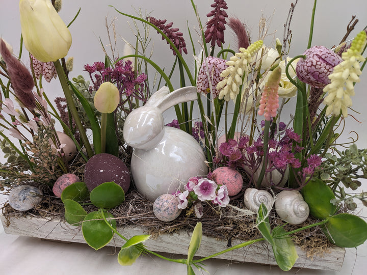 Ostergesteck Frühlingsgesteck Schachbrett Hyazinthen lila