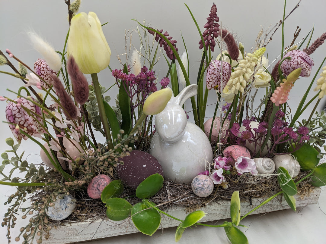 Ostergesteck Frühlingsgesteck Schachbrett Hyazinthen lila