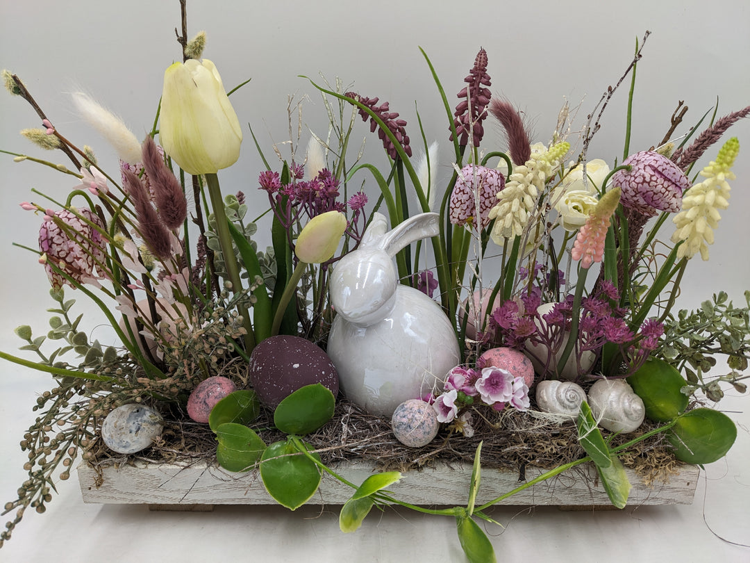 Ostergesteck Frühlingsgesteck Schachbrett Hyazinthen lila