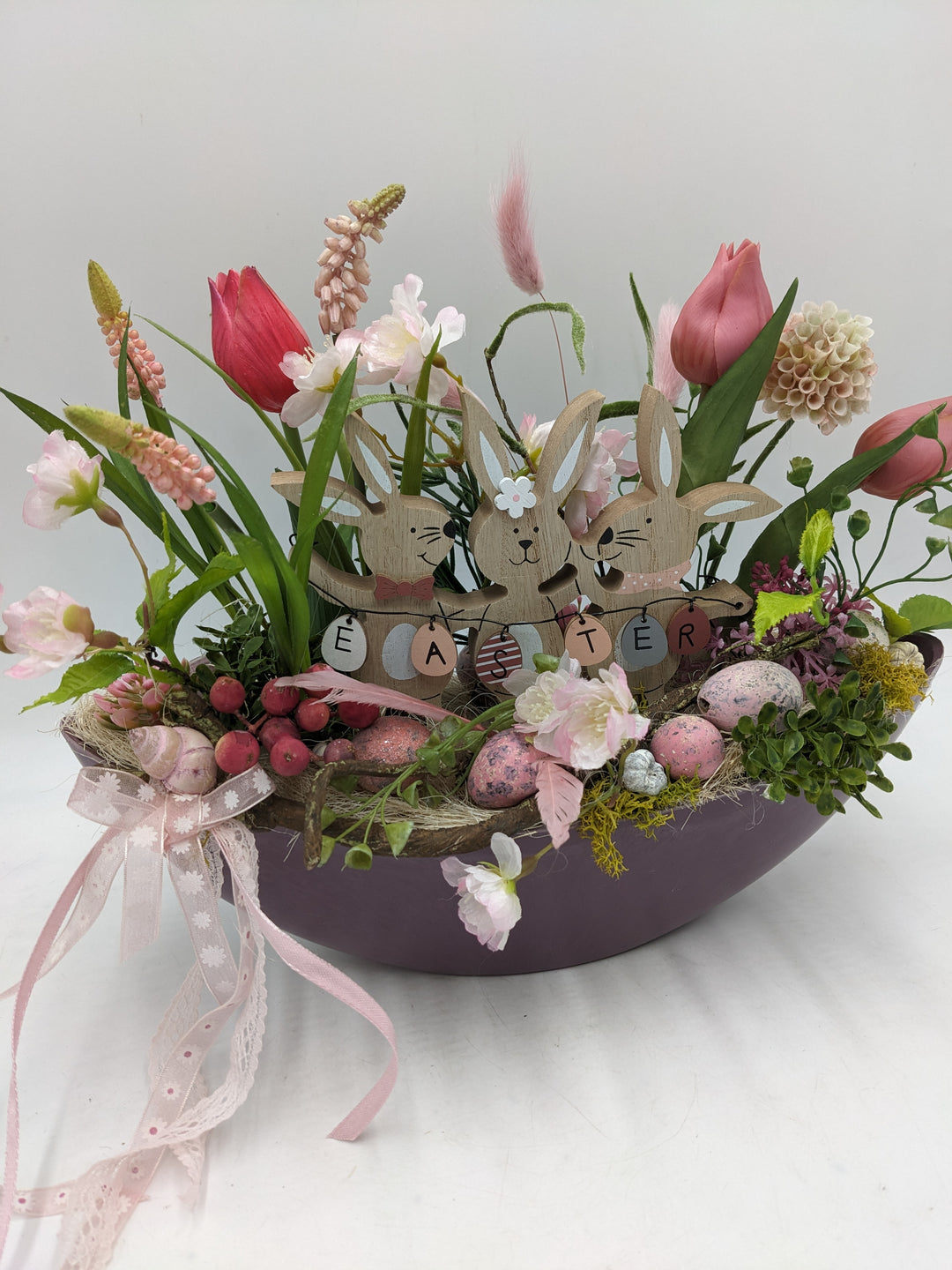 Ostergesteck Frühlingsgesteck Tulpen Gräser Eier rosa