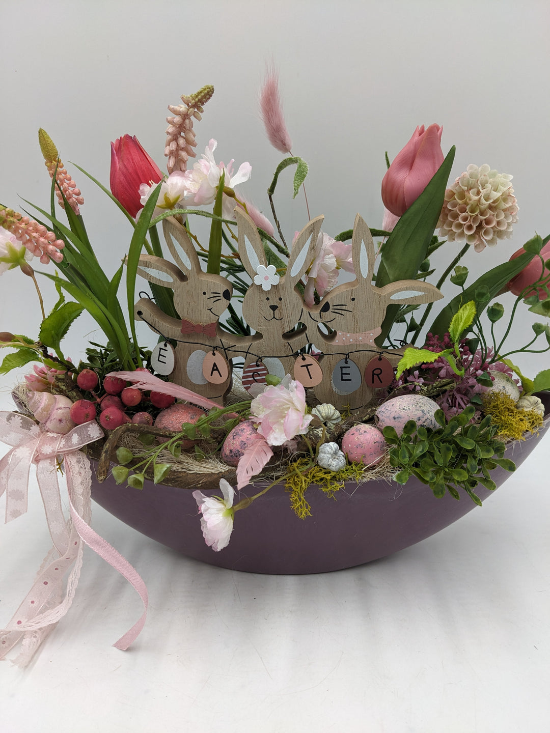 Ostergesteck Frühlingsgesteck Tulpen Gräser Eier rosa