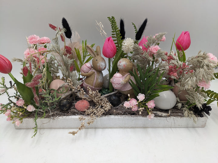 Ostergesteck Frühlingsgesteck Hasenpaar Tulpen rosa