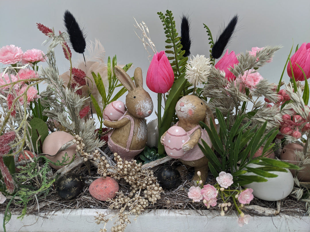 Ostergesteck Frühlingsgesteck Hasenpaar Tulpen rosa