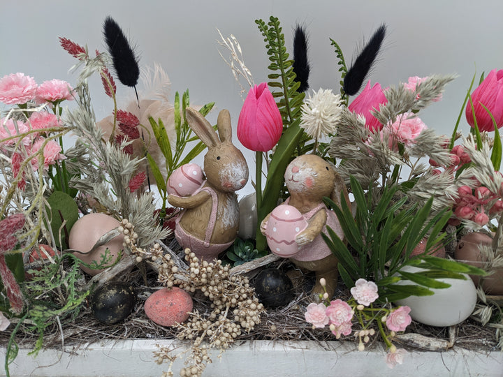 Ostergesteck Frühlingsgesteck Hasenpaar Tulpen rosa