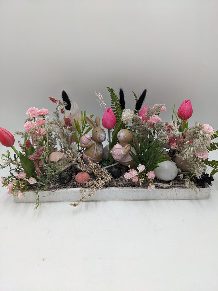 Ostergesteck Frühlingsgesteck Hasenpaar Tulpen rosa
